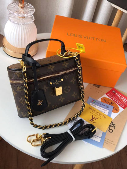 LV
90 dhs✅
with box
size 19×7×12cm

Zain42
♥️♥️♥️