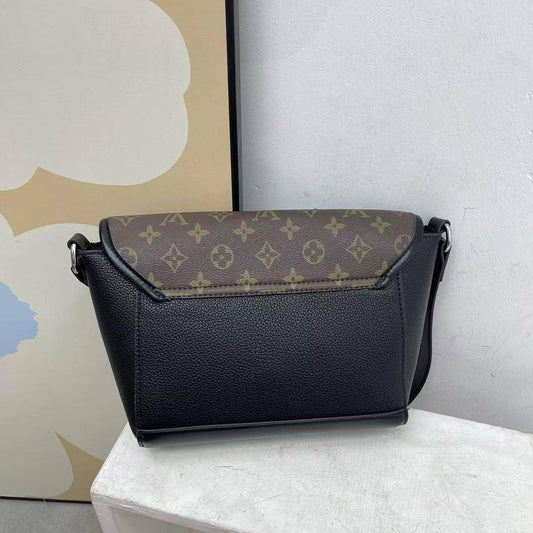 LV
28.5*18*10cm
75 dhs🪙🌨️

Zain17
♥️♥️♥️