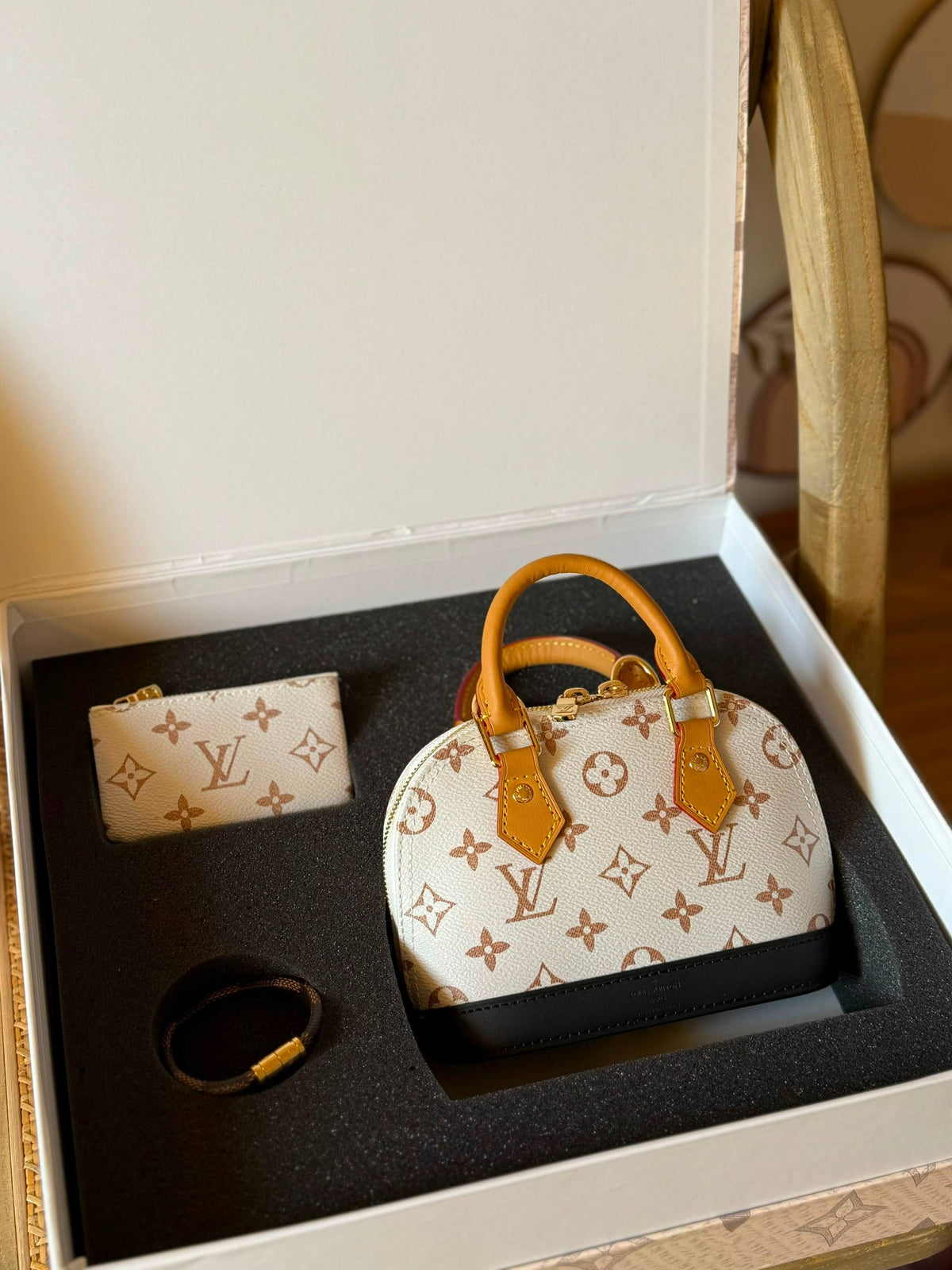LV
17cm
400 dhs🇦🇪🇦🇪

FULL SETT(GIFT BOX)
MASTER QUALITY
With box

Zain167
♥️♥️♥️