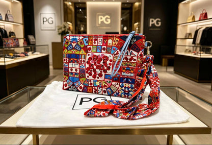 Introduction of PG(Purificación García)📌
 85 dhs✅

Full brand name: Purificación García, abbreviated as PG, a Spanish light-luxury designer handbag brand founded in Madrid, Spain, a time-honored European brand focusing on art accessories.

Zain07
♥️♥️♥️