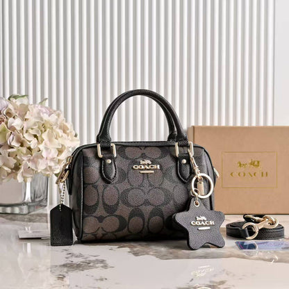 Coach 
100 dhs🇦🇪🇦🇪

with box
size 18×10×13cm

Zain42
♥️♥️♥️
