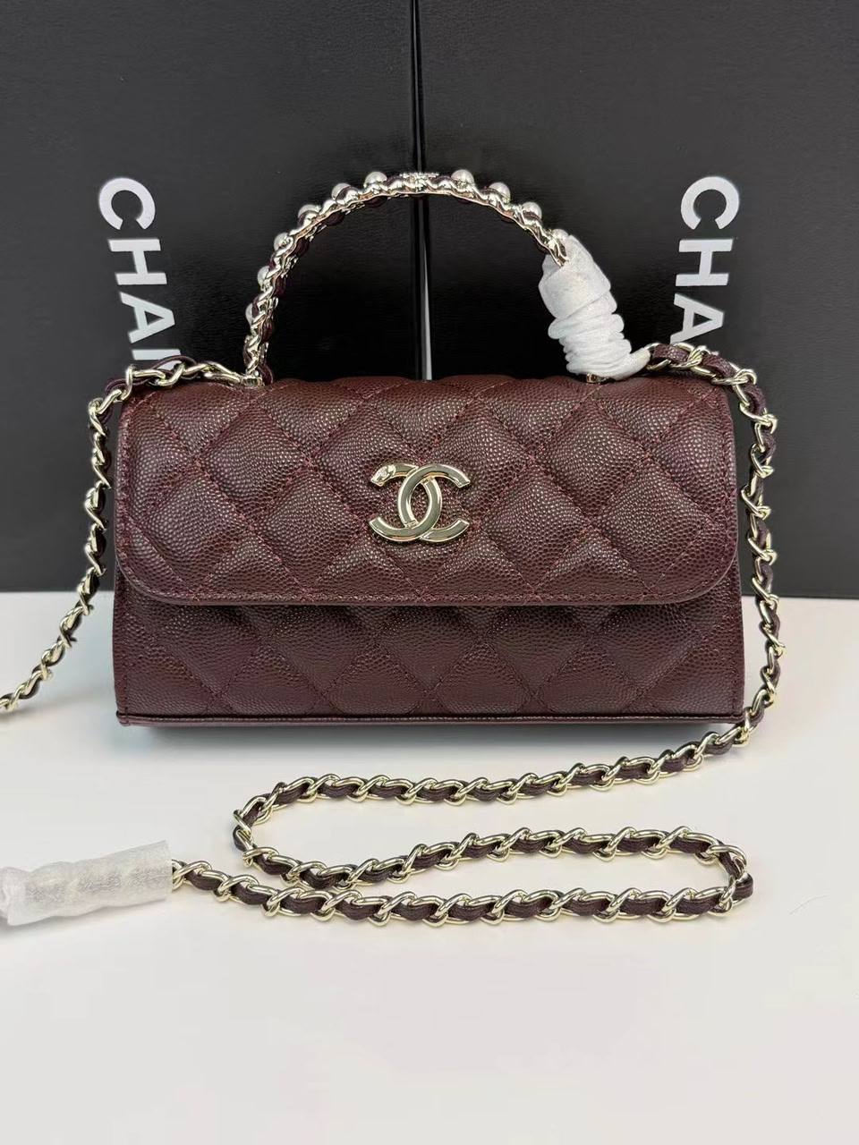Chanel
110 dhs✅
size：22cm
High-quality 

with box🎁🎁🎁

Zain35
♥️♥️♥️