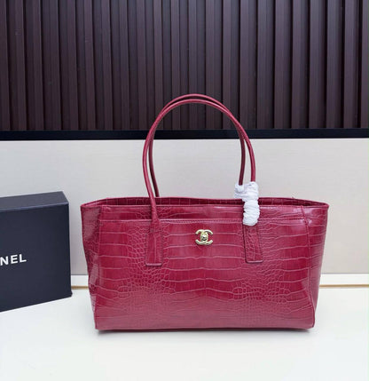 CHANEL COPY ONE 
NEW CAME 
210 dhs🇦🇪🇦🇪
SIZE: 35cm

Zain295
♥️♥️♥️