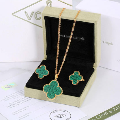VANCLEAF 
NECKLACE LONG
EARRING BIG
MASTER💫✨

125 dhs🇦🇪🇦🇪

WITH BOX AND PAPER BAG🎁🛍️
Zain89
♥️♥️♥️