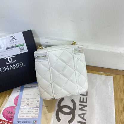 Chanel
13*12*11cm

With box
🎁🎁🎁

65 dhs🪙🖤

Zain17
♥️♥️♥️
