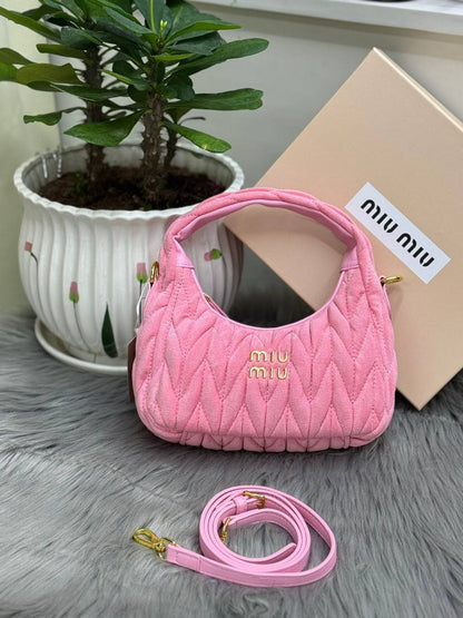 MIU MIU
SIZE  ……… 22 CM 🥰
95 dhs🇦🇪
with BOX🌷

Zain51
♥️♥️♥️