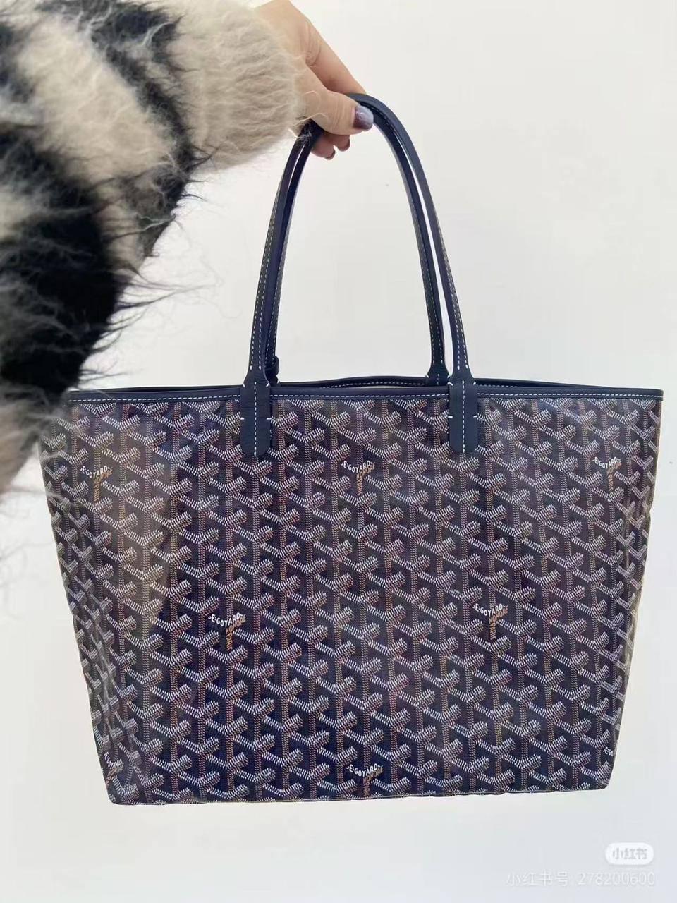 Goyard
85 dhs❤️

Zain143
♥️♥️♥️