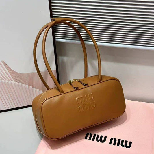 MIU MIU 
Best quality 
100 dhs✅

size 30. Cm

Zain290
♥️♥️♥️