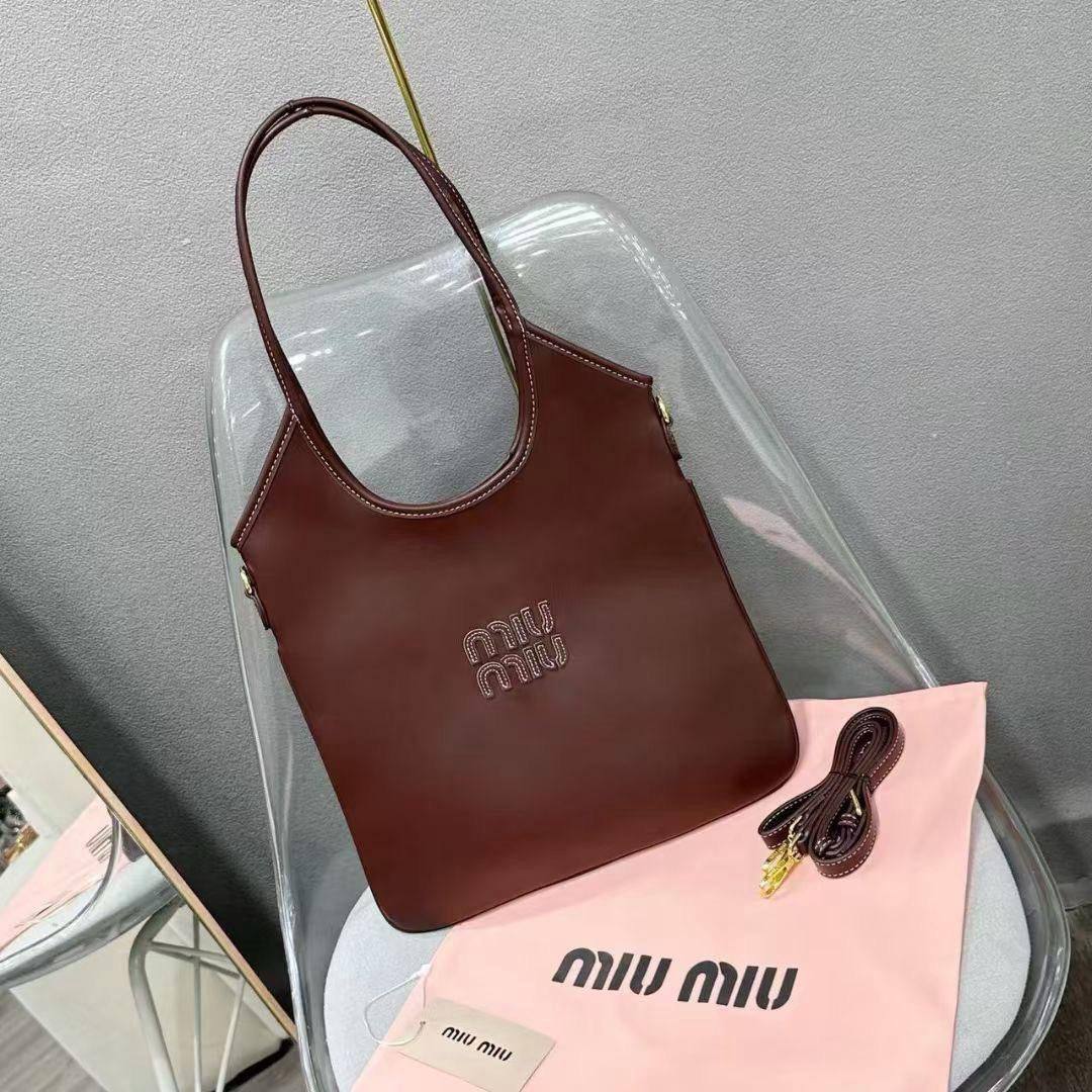 Miu Miu
40*35 cm
80 dhs✅

Zain17
♥️♥️♥️