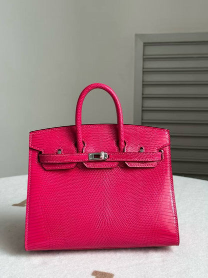 Hermes
Birkin 25 handbag is crafted from green lizard skin.❤️❤️💯

Zain71
♥️♥️♥️