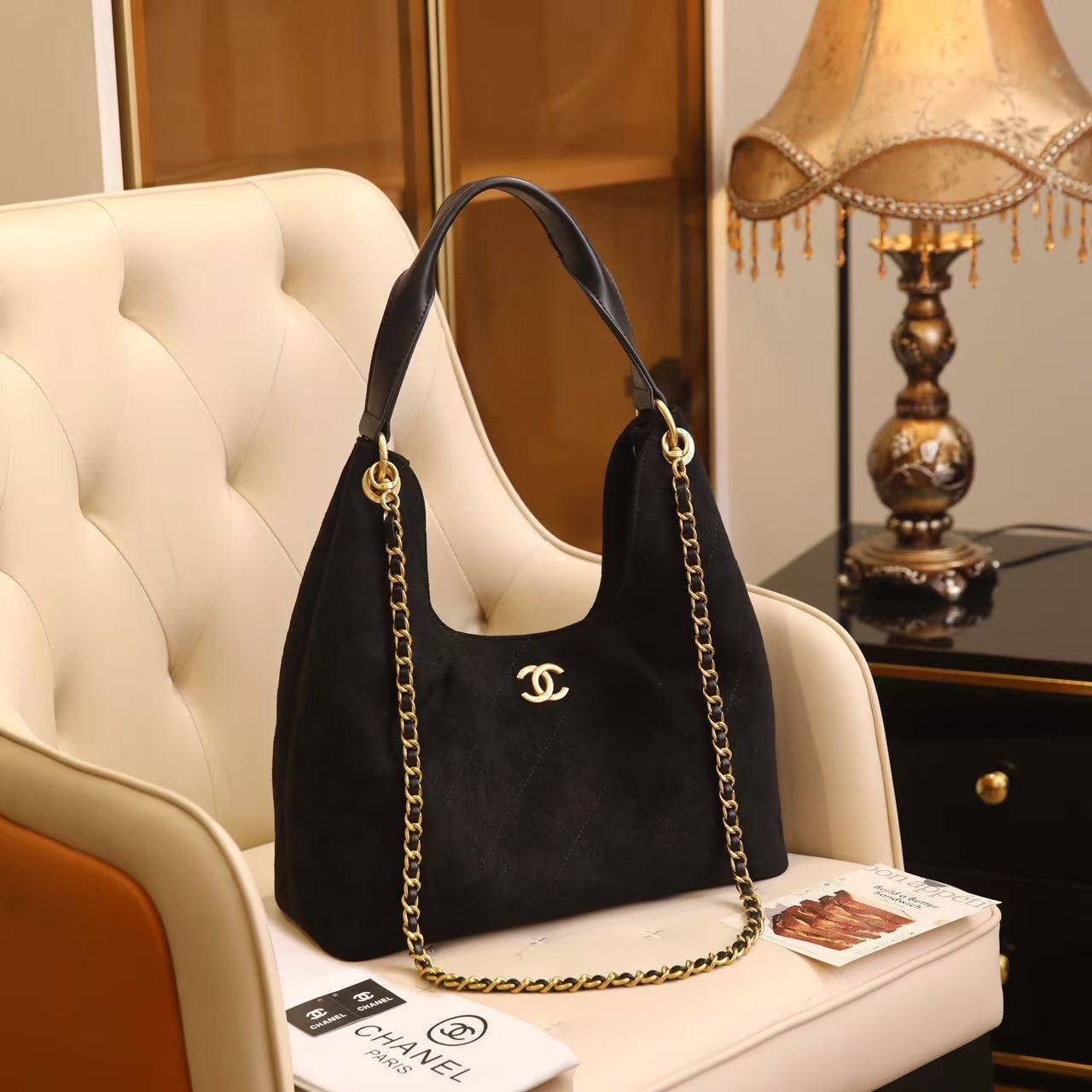 Chanel 
Best quality
100 dhs✅
size 35 Cm

Zain290
♥️♥️♥️