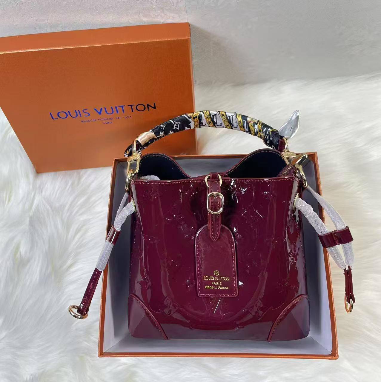 Bucket bag
Good quality 
110 dhs💓
With box 📦

Zain70
♥️♥️♥️
