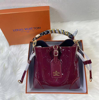 Bucket bag
Good quality 
110 dhs💓
With box 📦

Zain70
♥️♥️♥️