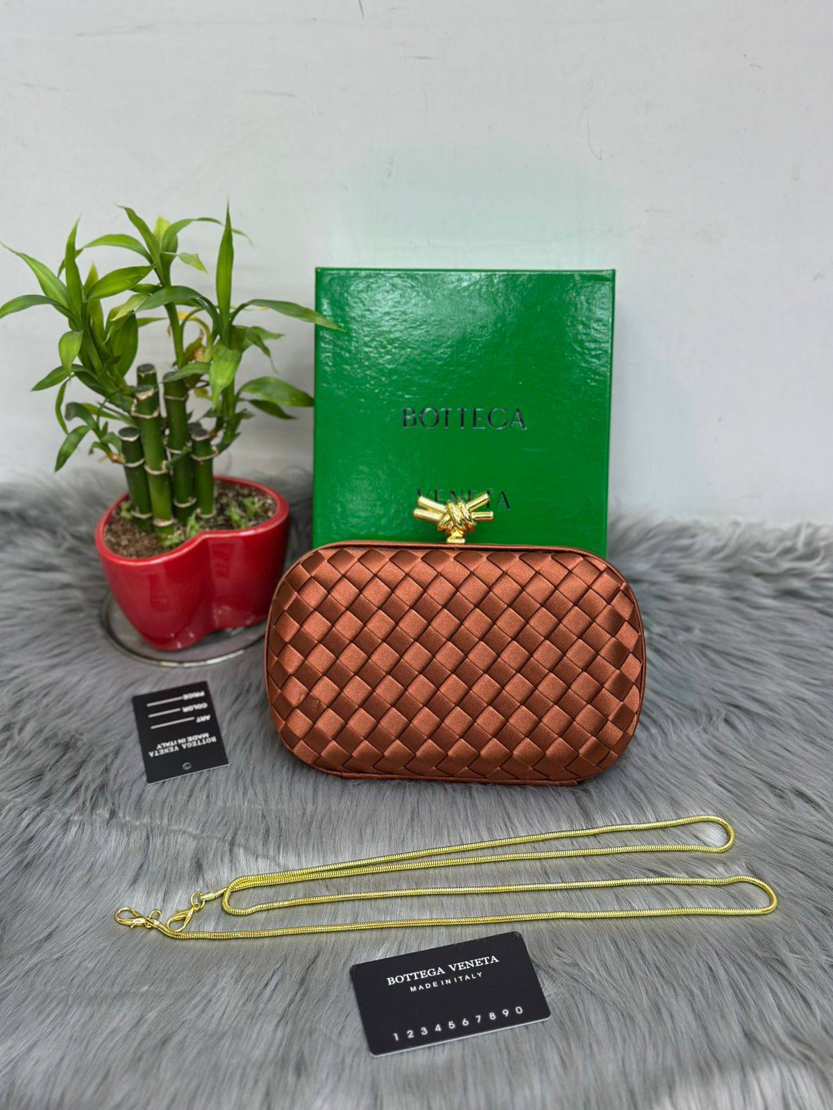 BOTTEGA
SIZE  ………20CM 🥰

105 dhs🗽

with Box🌷
🎁🎁🎁

Zain51
♥️♥️♥️
