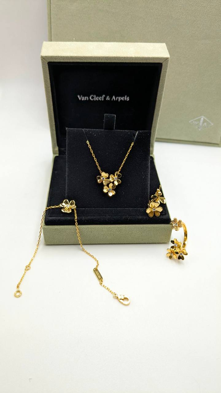 VCA Set
*Master Quality* 
*Necklace, Earrings, Bracelet & Ring*
250 dhs✅ with Normal Box 🎁
260 dhs✅ with Good Box 🎁
310 dhs✅ with Master Box 🎁

Zain210
♥️♥️♥️
