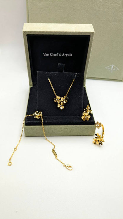 VCA Set
*Master Quality* 
*Necklace, Earrings, Bracelet & Ring*
250 dhs✅ with Normal Box 🎁
260 dhs✅ with Good Box 🎁
310 dhs✅ with Master Box 🎁

Zain210
♥️♥️♥️