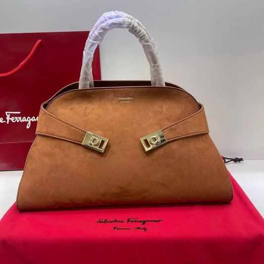 FERRAGAMO  
COPY ONE
270 dhs🪙

Zain39
♥️♥️♥️