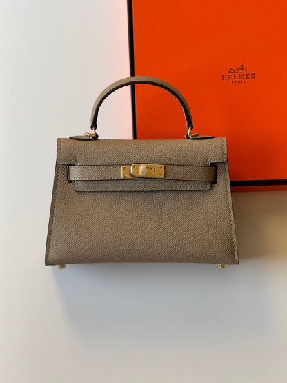 Hermes
minikelly 19cm💕
master quality😍with box❤️
340 dhs❤️💚❤️💚

Zain52
💚❤️💚