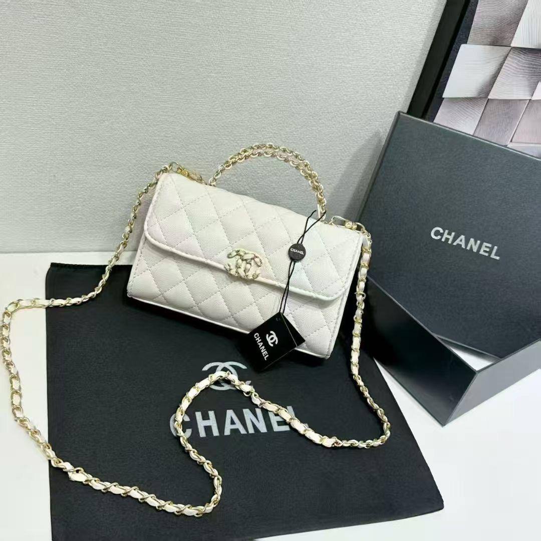 Chanel
95 dhs🇦🇪🇦🇪

with box
19cm

Zain26
♥️♥️♥️