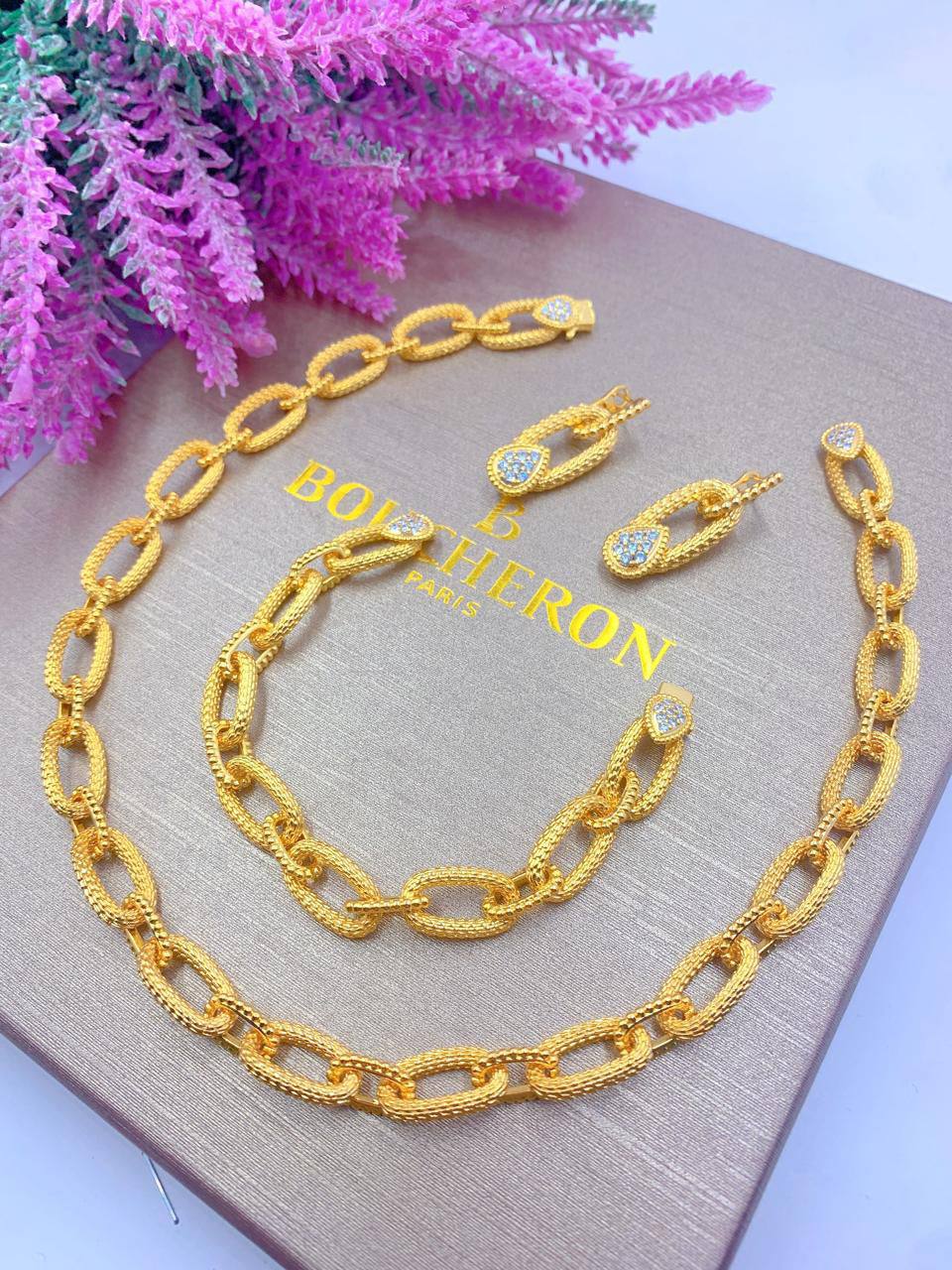 BOUCHRON SET 
Master 💫✨
NECKLACE BRACELET EARRINGS 
250 DHS✅
WITH GOOD BOX AND PAPER BAG🎁🛍️

Zain89
♥️♥️♥️