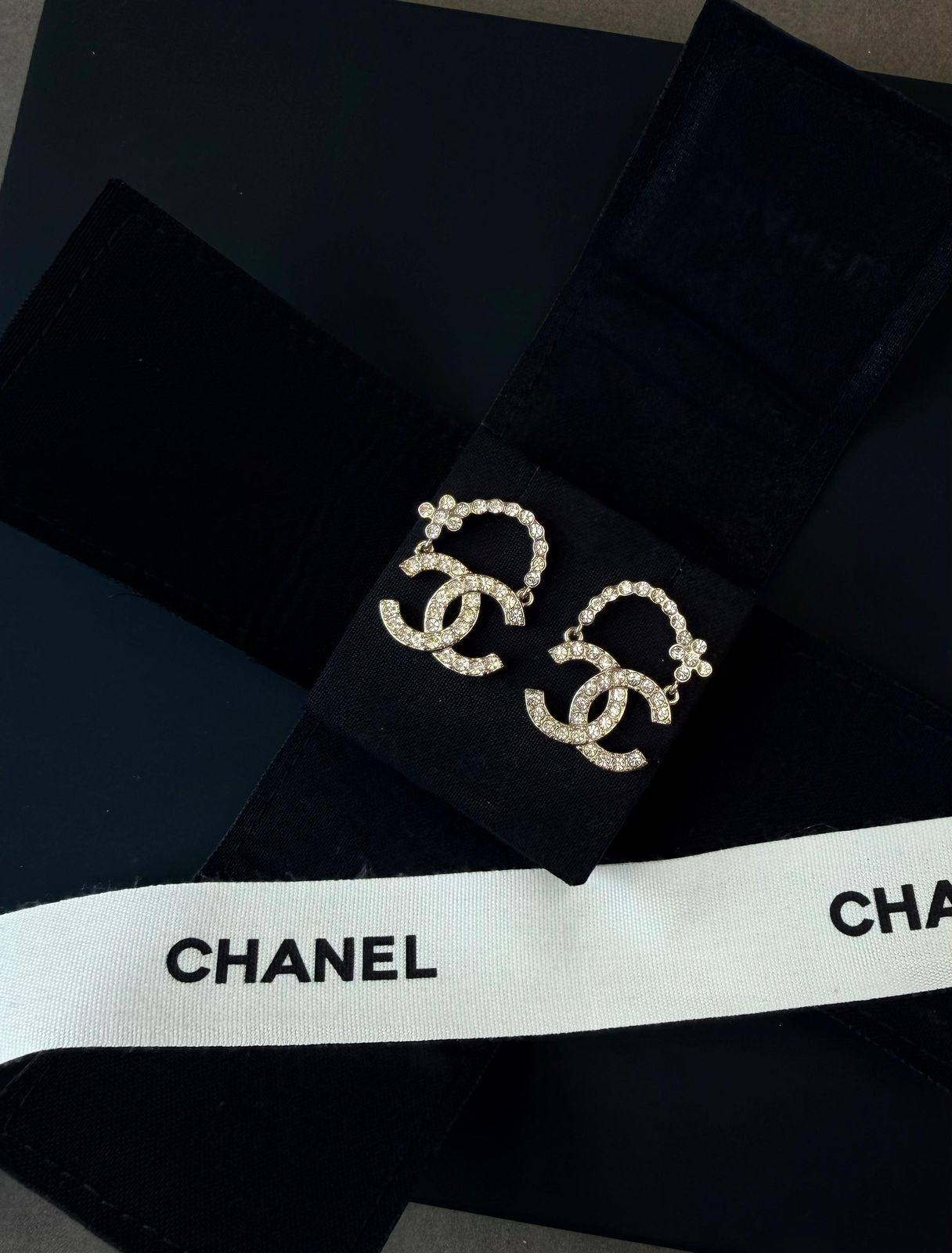 *CHANEL* 🤍
↗️ *Super Master Quality ®️*
* *New Collection*
* ⁠EARINGS
*95 dhs❣️* with *Orignal* Packing 🎁
*85 dhs❣️* with *Normal* Box & Bag

Zain209
♥️♥️♥️
