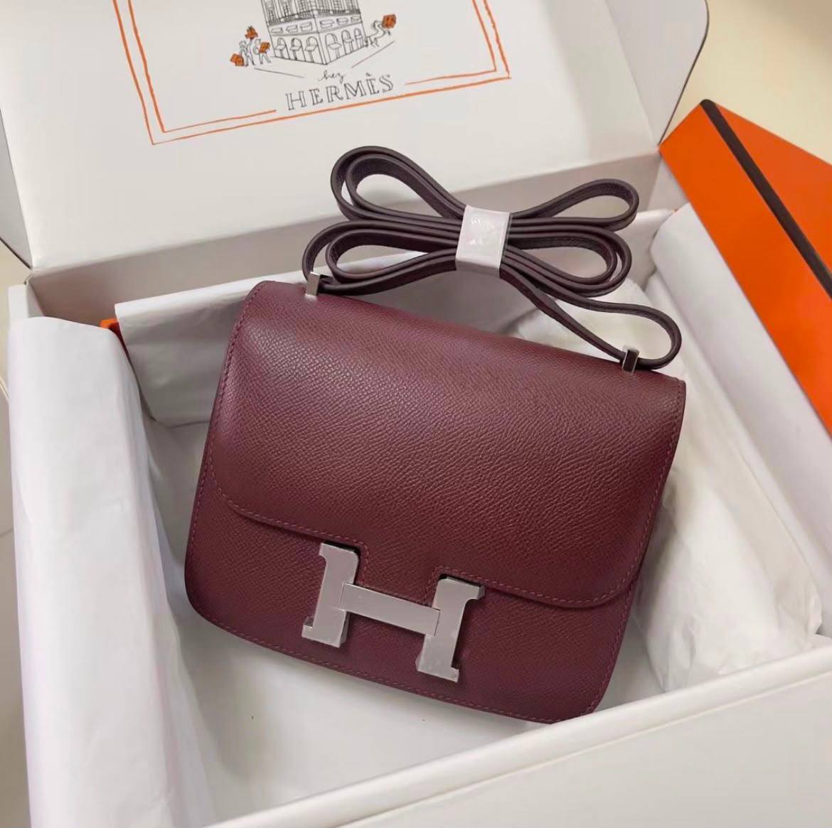 Hermes 
105 dhs🇦🇪🇦🇪
with box
size 19×5×15cm

Zain42
♥️♥️♥️