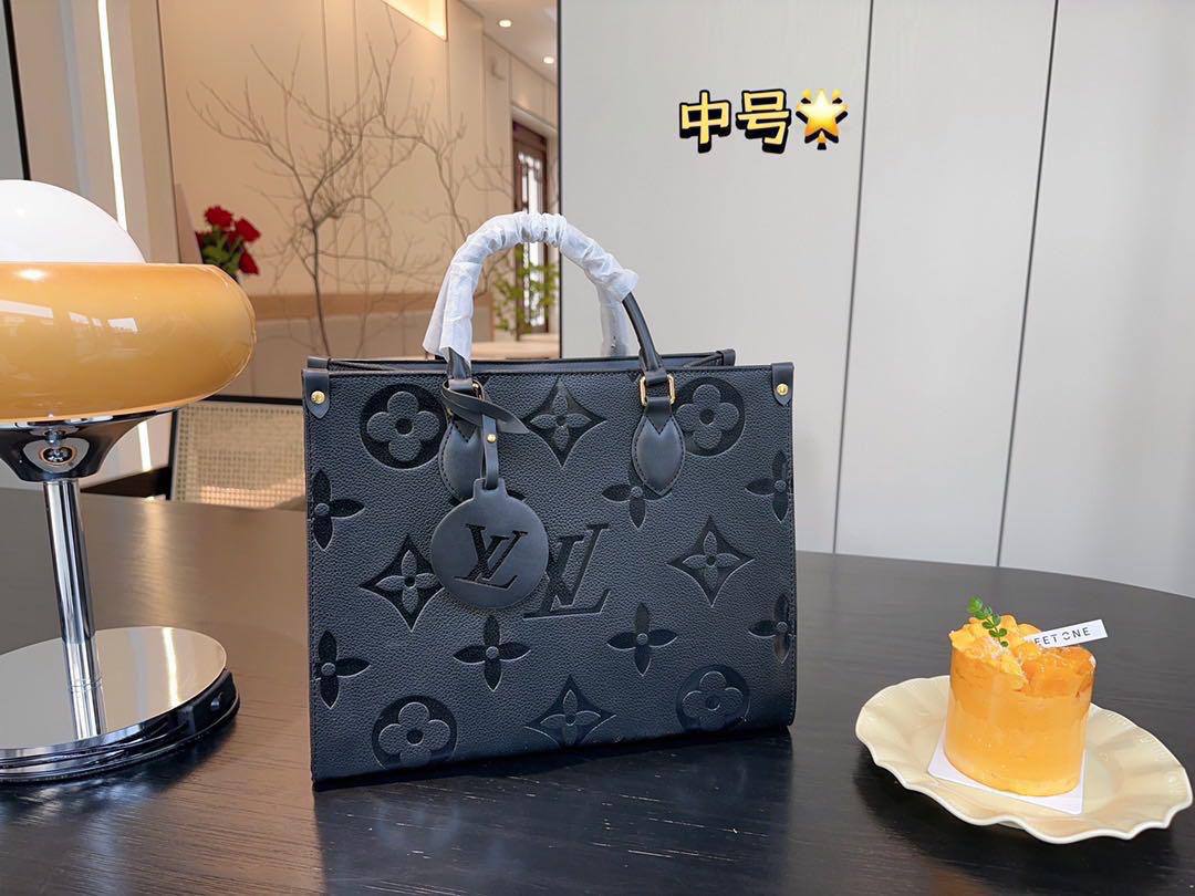 LV
95 dhs❤️   36cm
105 dhs❤️   41cm
Two size

Zain26
♥️♥️♥️