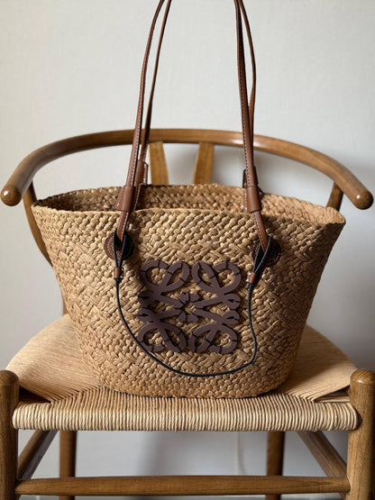 LOEWE
28cm
210 dhs❣️
Top quality

Zain167
♥️♥️♥️