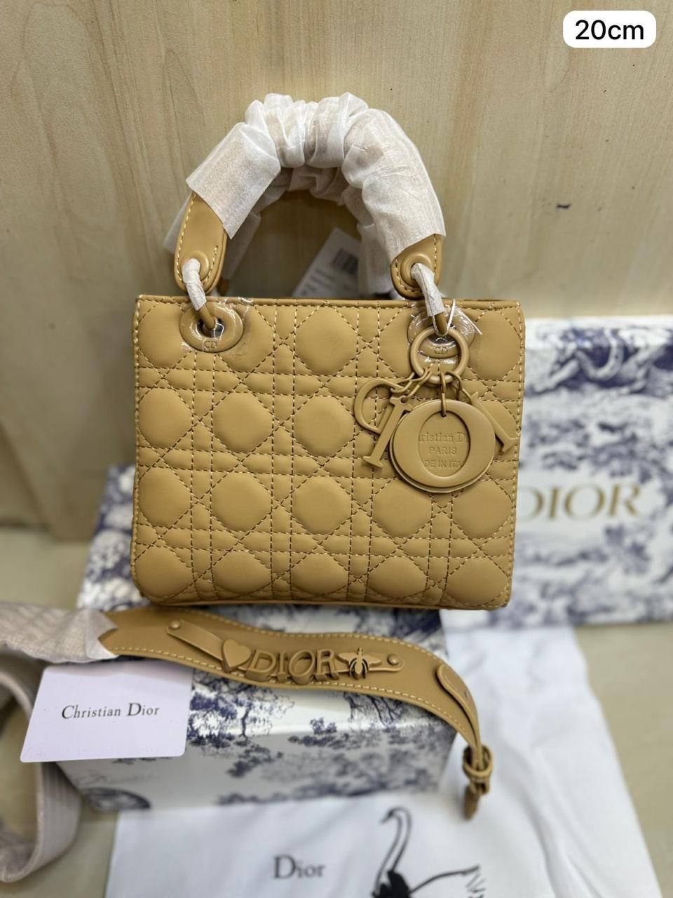 💎 Lady  Dior 
1️⃣ First Quality +🎁
Size: 20 * 17 cm
105 dhs🪙🌨️
with Box🎁

Zain115
♥️♥️♥️