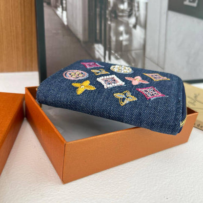 LV wallet

small
45 dhs🌺
size 12×2×10cm

big
50 dhs🌺
size 20×2×11cm

Zain42
♥️♥️♥️