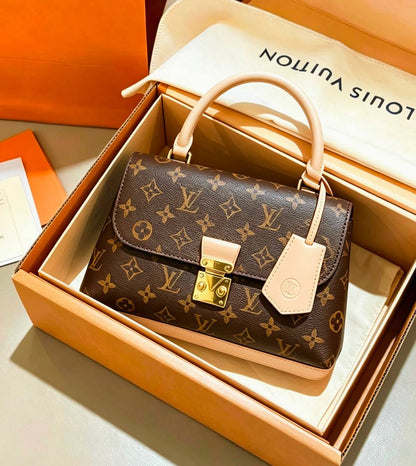 LV
GOOD QUALITY 
WITH BOX 
110 dhs🇦🇪🇦🇪

Zain295
♥️♥️♥️