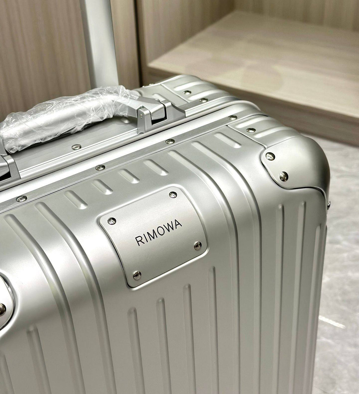 Rimowa
Super Master quality 

Small 790 dhs

Medium 890 dhs

Large 990 dhs 

Zain250
♥️♥️♥️