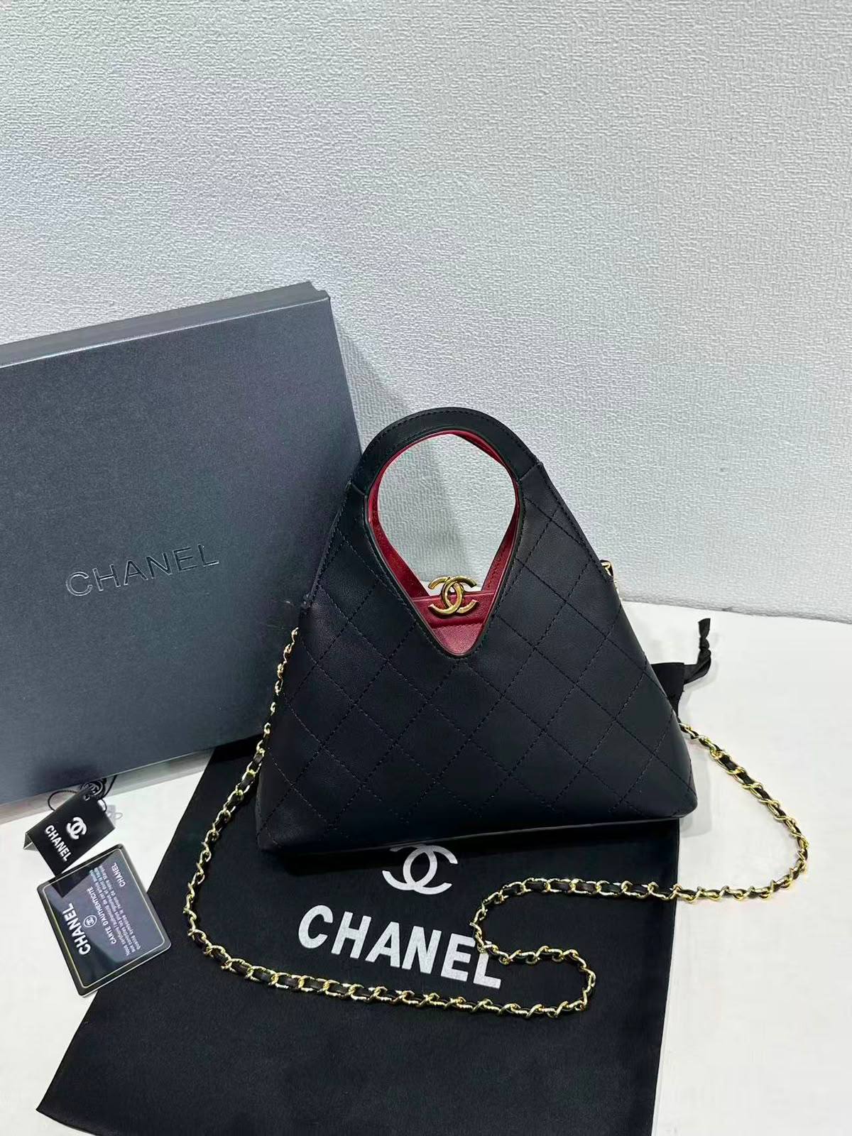 Chanel

withbox 
130 dhs🇦🇪🇦🇪

Zain143
♥️♥️♥️