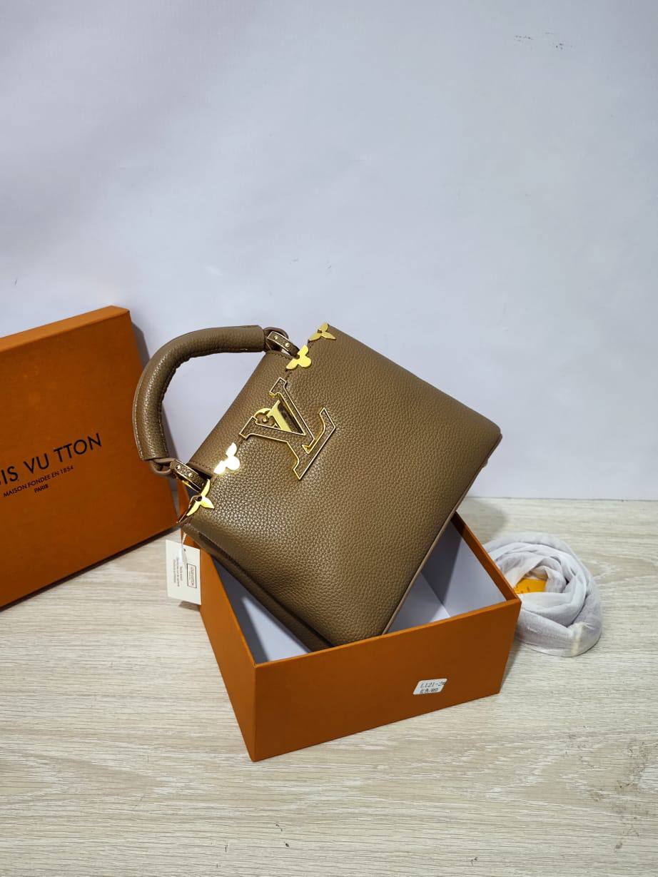 LV

95 dhs🪙🌨️
high quality 
With box  
🎁🎁🎁

21cm

Zain26
♥️♥️♥️