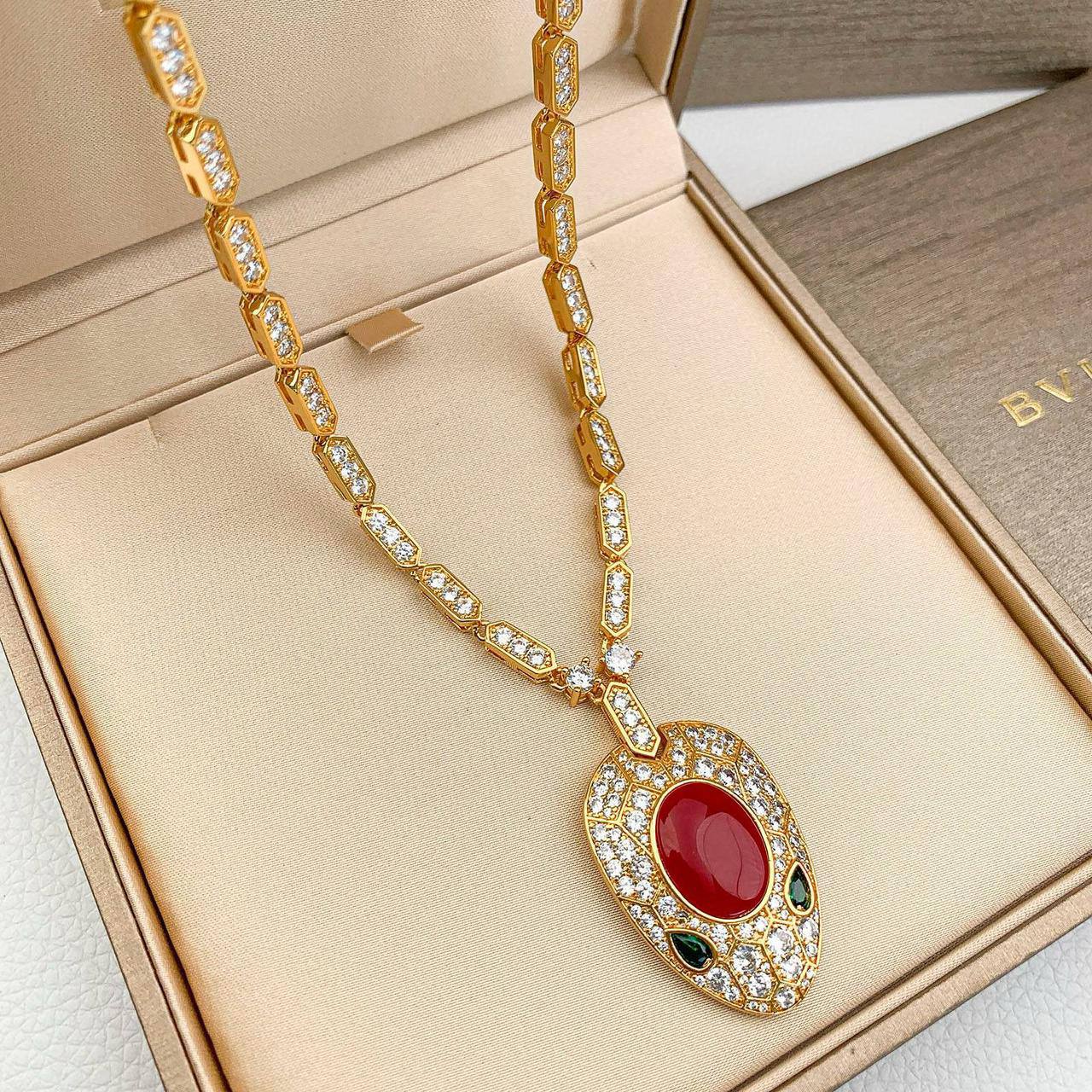 Bvlgari Set* ☘️
Necklace 
Earrings 
Bracelet 
*Master Quality* 🌷
~390 AED~ was
👇👇👇👇 NOW👇👇👇👇
OFF

300 dhs🪙💕
normal box
🎁🎁🎁

Zain48
♥️♥️♥️