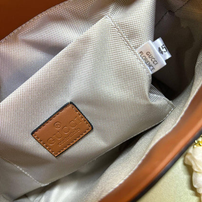 GUCCI 
GOOD QUALITY WITH BOX 
110 dhs🇦🇪🇦🇪

Zain295
♥️♥️♥️