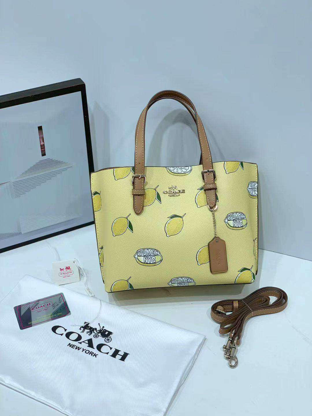 COACH

best quality 
with box
115 dhs🇦🇪🇦🇪

size25CM

Zain290
♥️♥️♥️