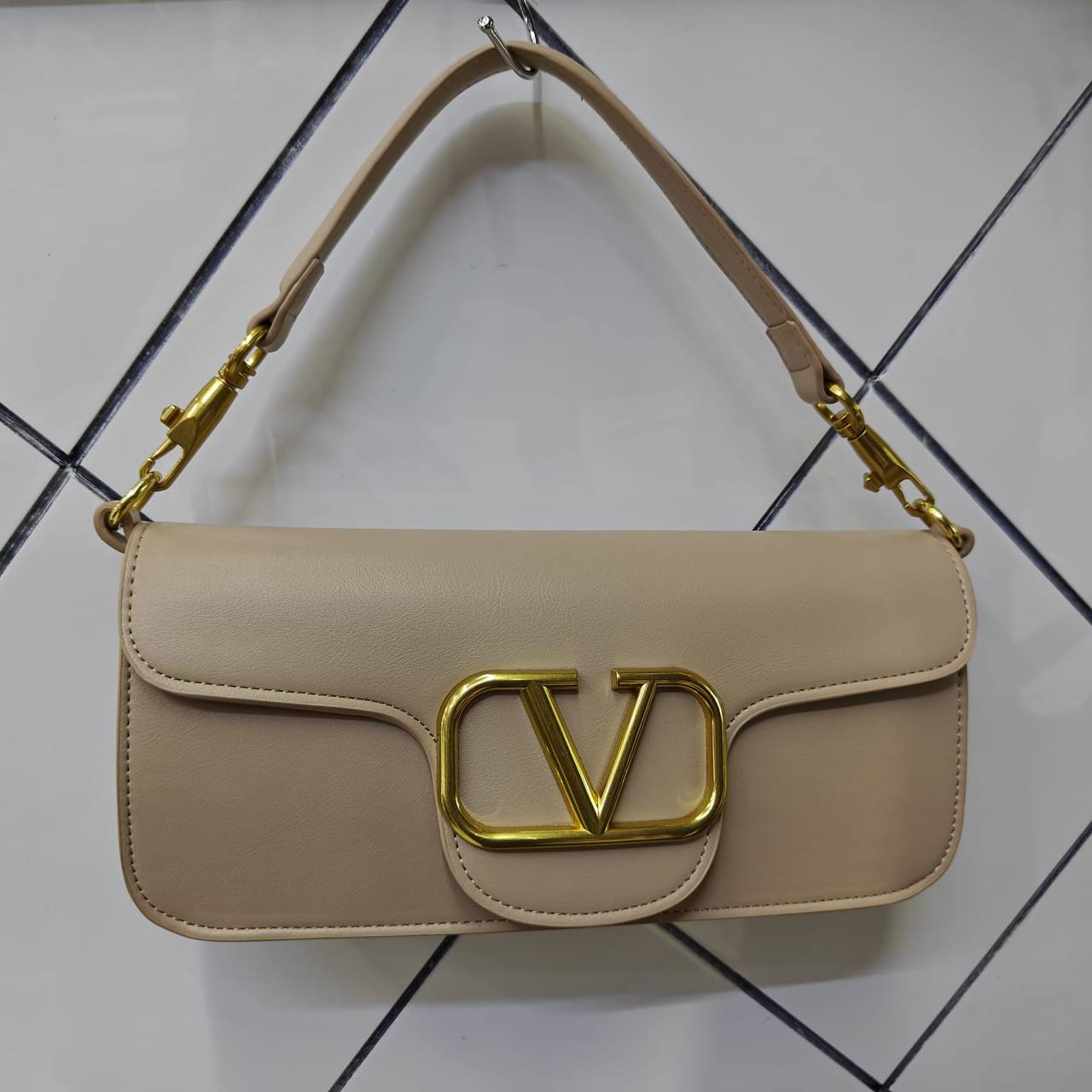 Valentino 

115 dhs✅

with box
🎁🎁🎁

Zain235
Zain42
♥️♥️♥️