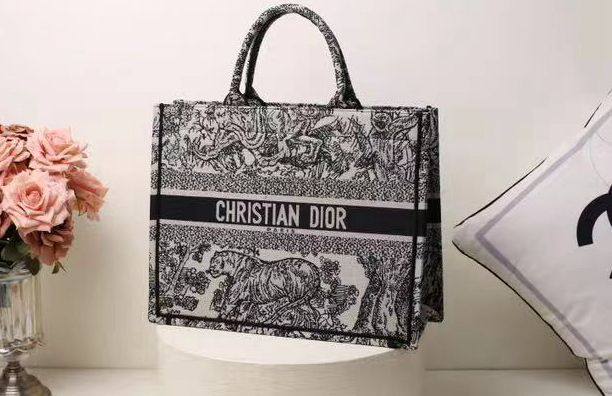 Dior 
110 dhs🪙🌨️
size：36CM-41CM
Good quality

Zain35
Zain26
Zain115
♥️♥️♥️