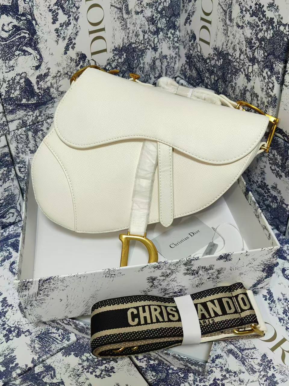Dior 

with box
🎁🎁🎁

115 dhs🪙🌨️

Zain177
♥️♥️♥️
