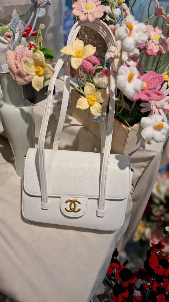 Chanel 
East West Flap Bag 
with Double Straps
21cm
110 dhs✅

Zain44
♥️♥️♥️