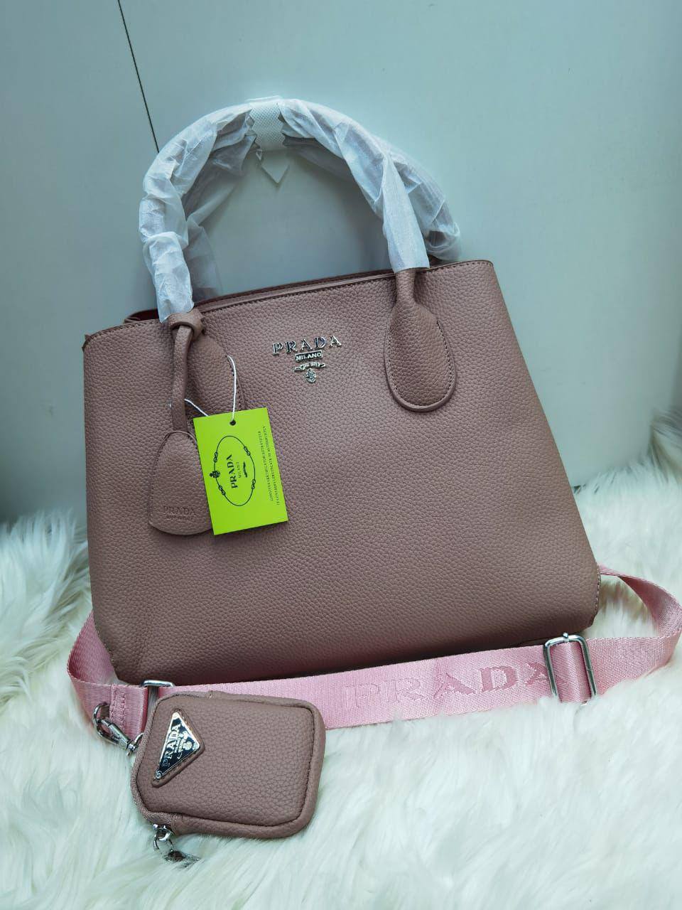 💞 Prada big 2 in 1
 1⃣️ First quality 
Size : 34 * 25* 20  cm
80 dhs✅

Zain115
♥️♥️♥️