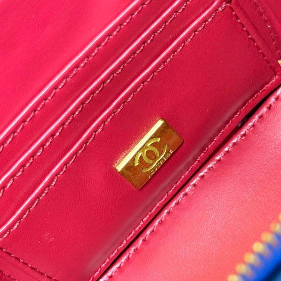 CHANEL 
GOOD QUALITY 
WITH BOX
🎁🎁🎁

95 dhs✅
SIZE : 16 cm

Zain39
♥️♥️♥️