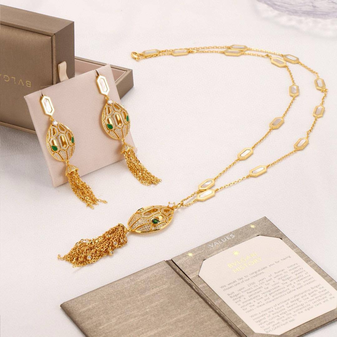 340 dhs🌺   SET 
DHS
MASTER BVLGARI
✨💫
NECKLACE EARRINGS
WITH BOX AND PAPER BAG🛍️🎁

Zain89
♥️♥️♥️