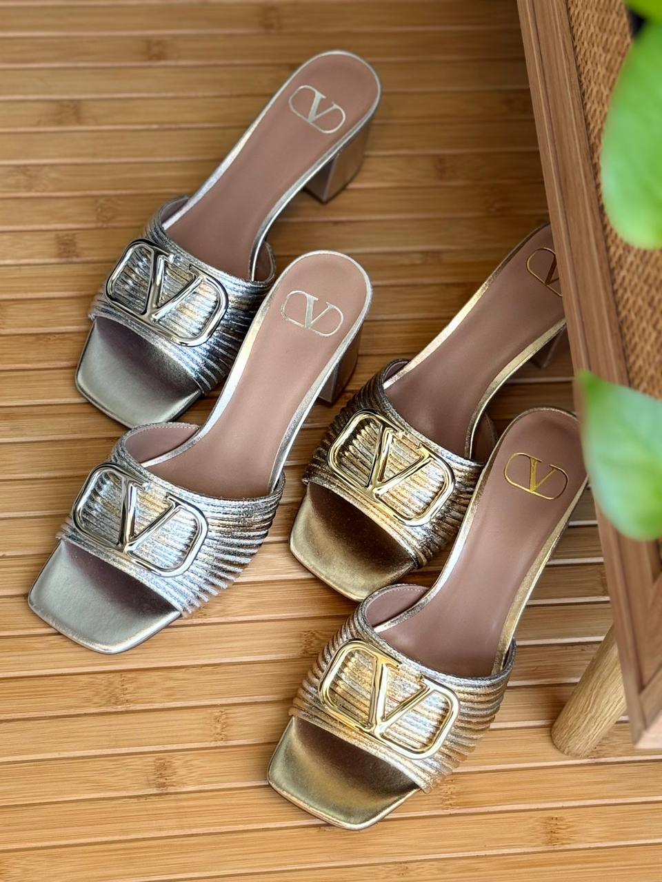 Valentino
AA Quality
𝘀𝗶𝘇𝗲: 𝟯𝟲 𝘁𝗼𝗼 𝟰2
450 dhs🇦🇪🇦🇪

Zain303
♥️♥️♥️