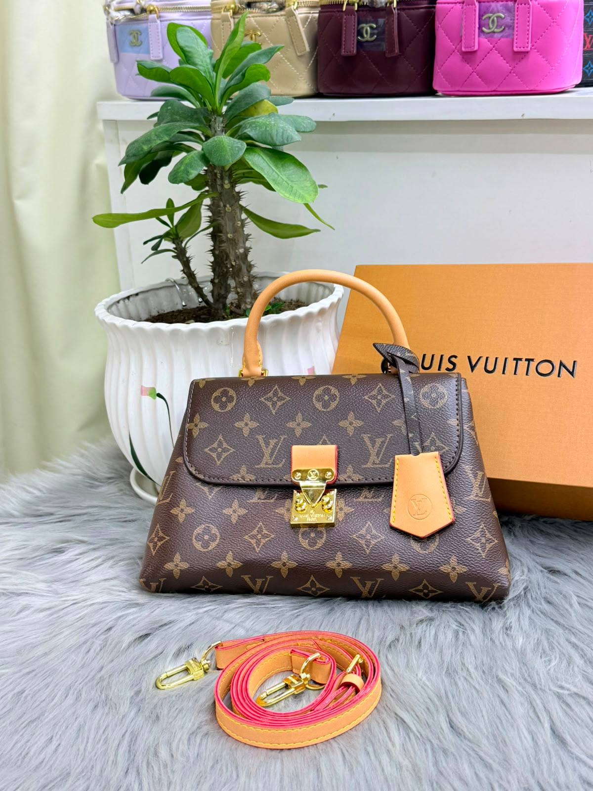LV

SIZE  23CM 
With BOX

110 dhs🇦🇪🇦🇪

Zain51
♥️♥️♥️