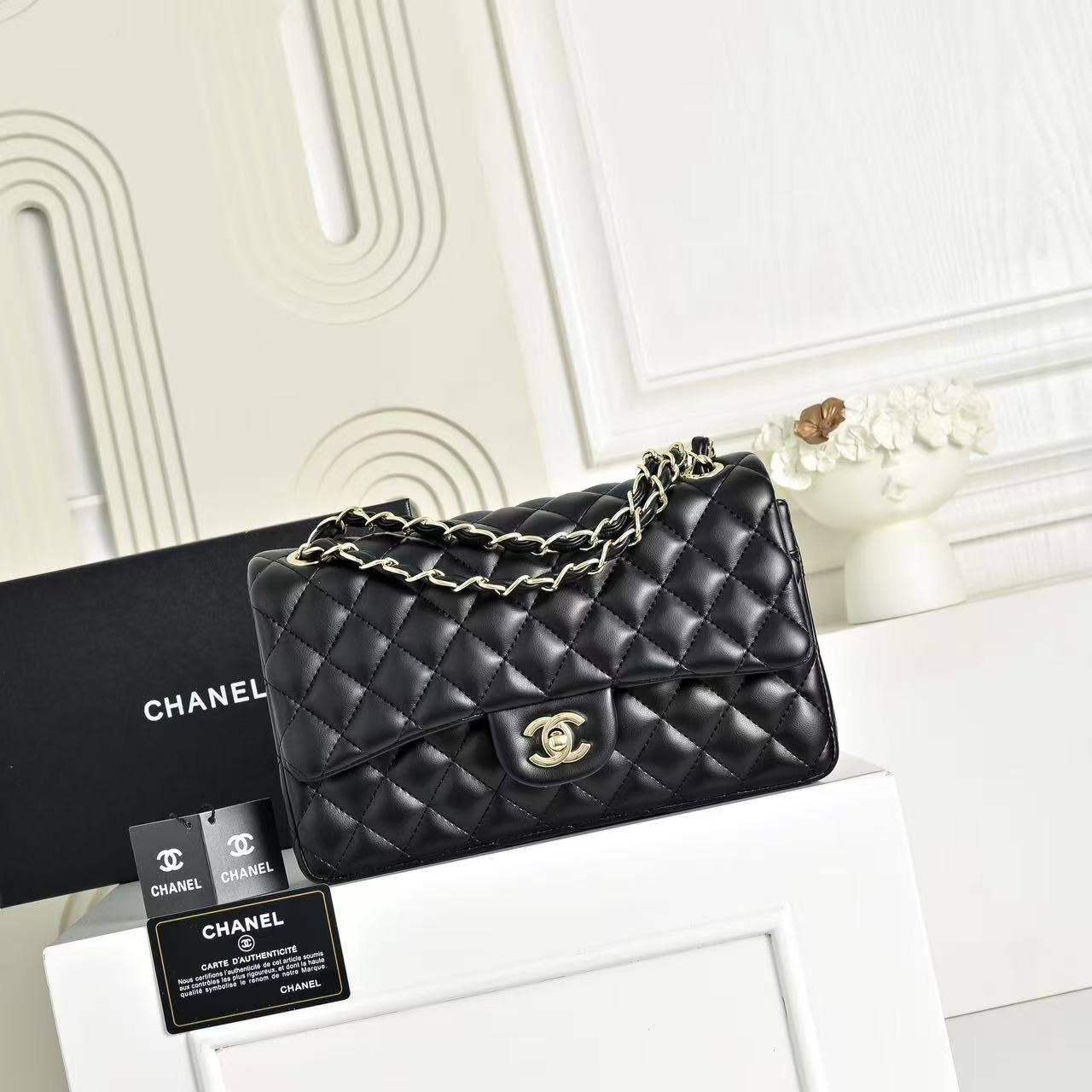 Chanel 
110 dhs🇦🇪🇦🇪
with box
Size 25×7×15cm

Zain42
♥️♥️♥️