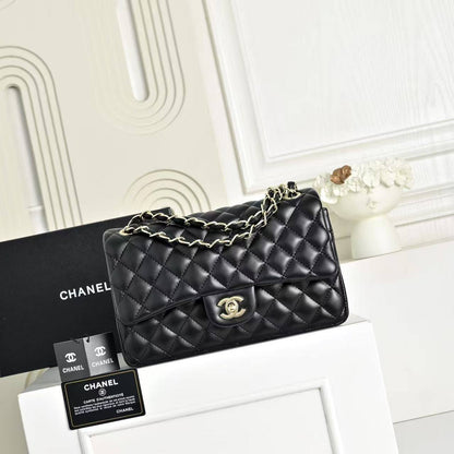 Chanel 
110 dhs🇦🇪🇦🇪
with box
Size 25×7×15cm

Zain42
♥️♥️♥️