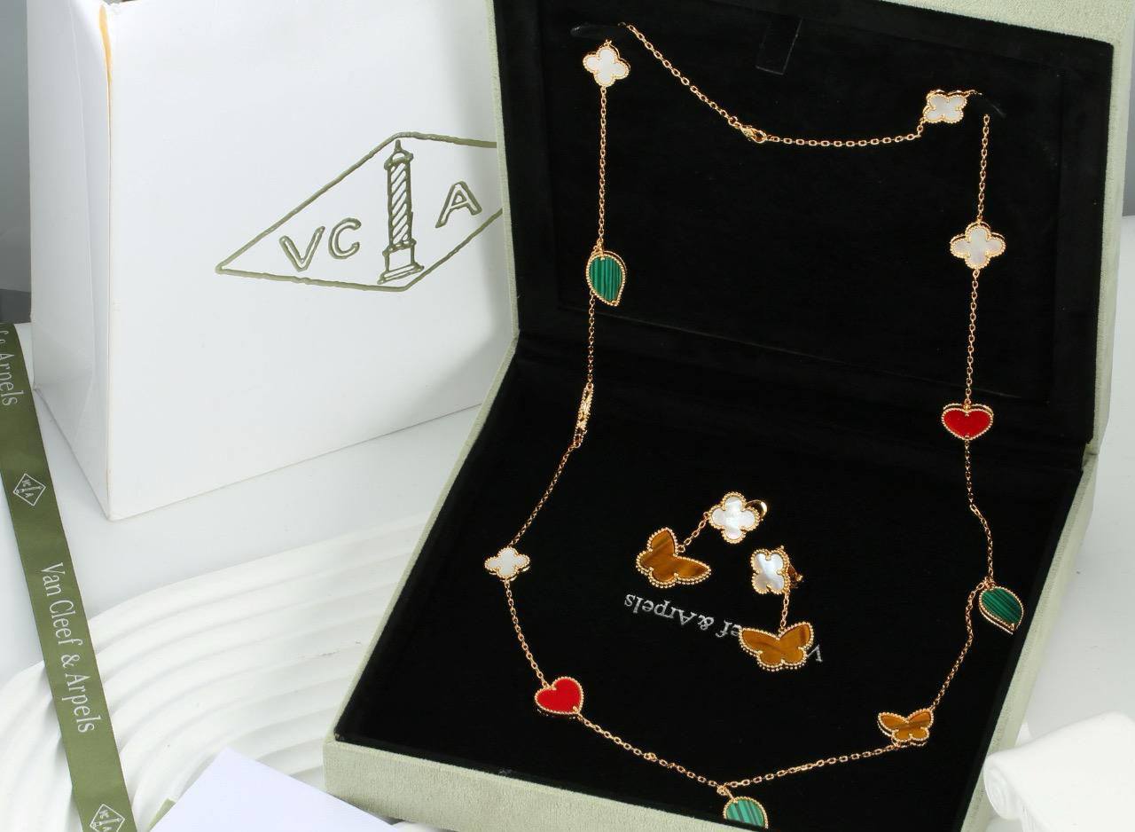 VCA SET 
Necklace 🐦‍🔥
Earring 🦋
Master quality 💯
With normal boxes 📦 
180 dhs🇦🇪🇦🇪

With master box 🗃️ 
240 dhs🇦🇪🇦🇪

Zain216
♥️♥️♥️