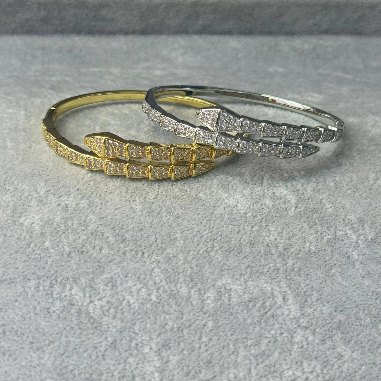 *Bangle ❤️‍🔥*
good quality 💯
With black boxes 📦 
20 dhs💓
With normal boxes 🗃️ 
And paper bag🛍️
30 dhs💓

Zain216
♥️♥️♥️